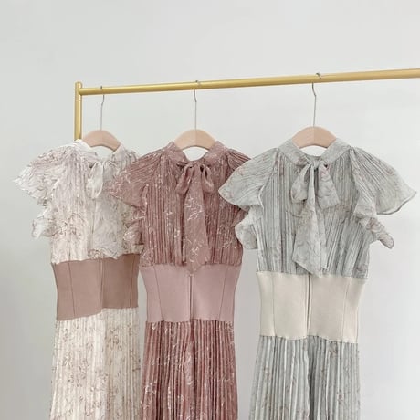sleeveless pleats onepiece