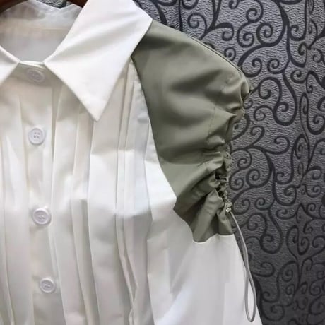 bi-color sleeveless blouse