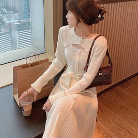 胸元あきニットワンピース