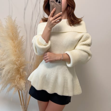 offshoulder peplum knit