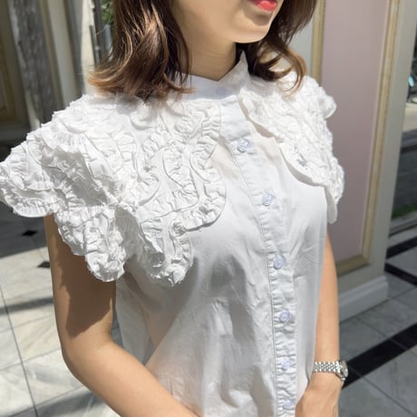 large collar sleeveless blouse