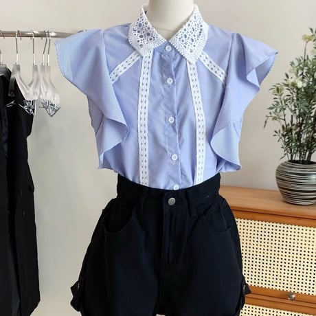 sleeveless frill blouse