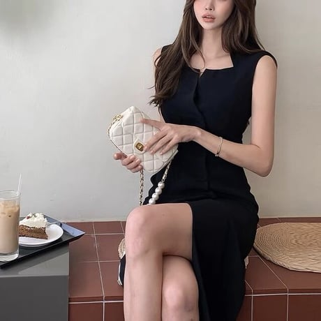 Sleeveless black onepiece