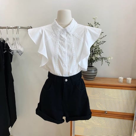 sleeveless frill blouse
