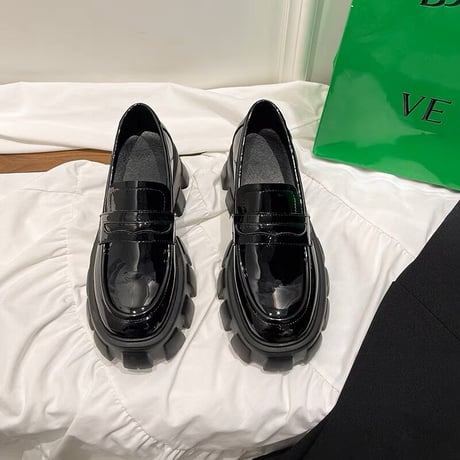 厚底 loafer