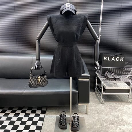 Sleeveless setup