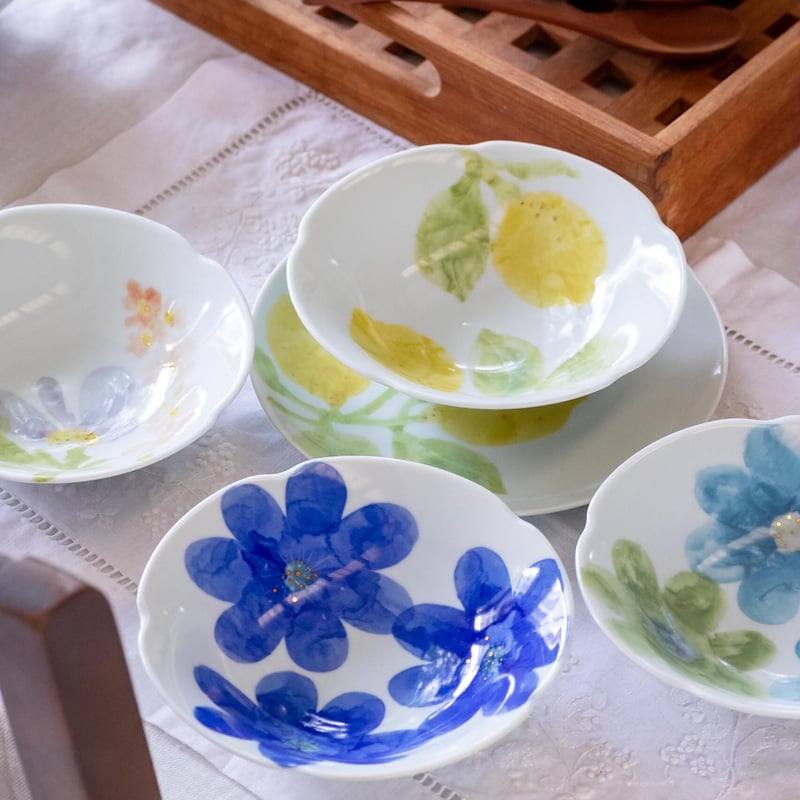 砥部焼　砥部窯　青い花柄の鉢・小鉢セットなずな文 砥部焼 陶彩窯 小花文 7寸深皿 青｜和食器通販 四季折折 – 四季
