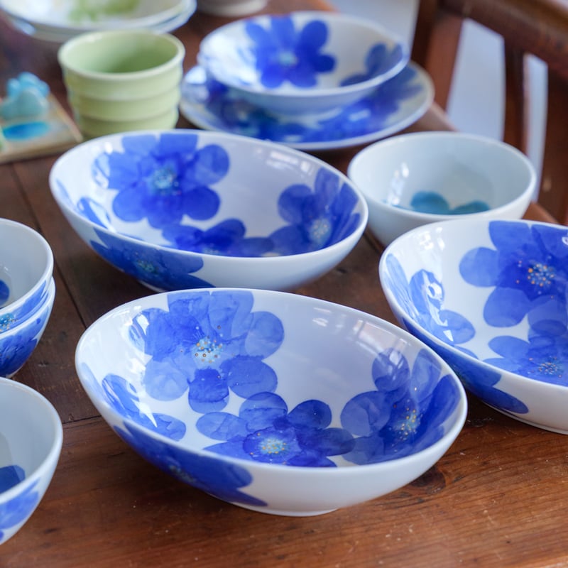 青色の彫刻 顔デザイン 楕円形 P.S.ブルー /楕円深皿 | 砥部焼｜東窯 HIGASHIGAMA 公式オンラインストア