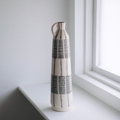yellow and gray vase