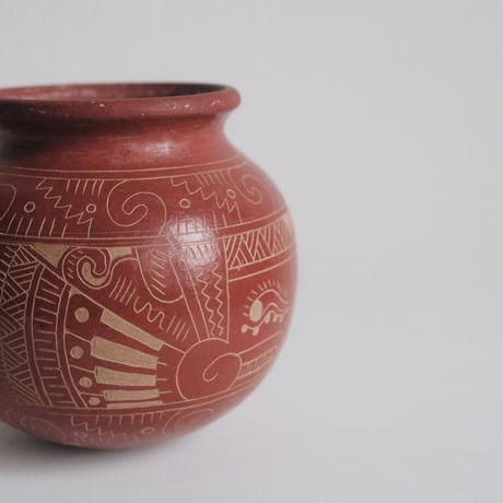 red round vase