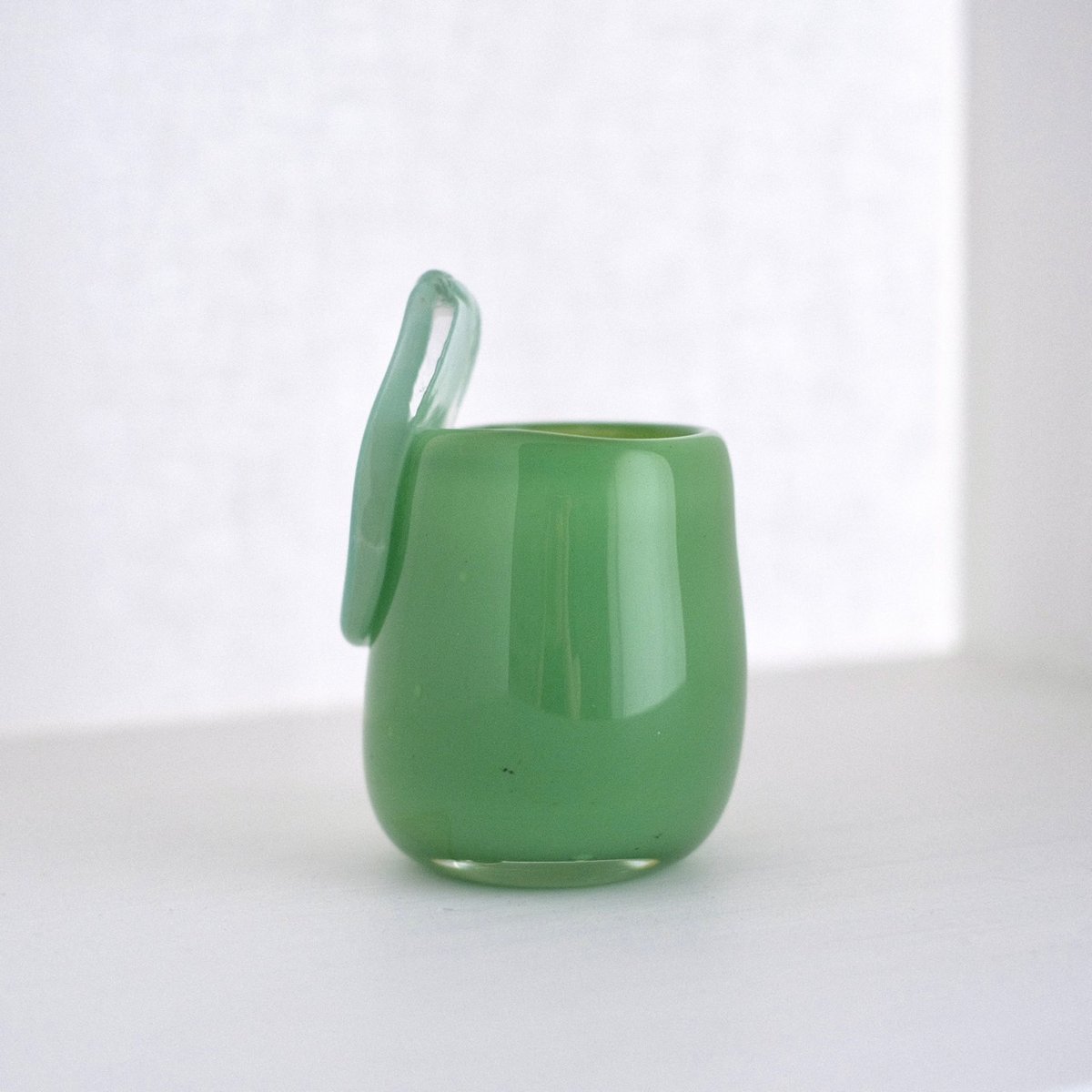 中国　明代　緑釉　嶺果緑瓶　花瓶　C　Ｒ5090 An apple-green crackle-glazed bottle vase, Qing dynasty