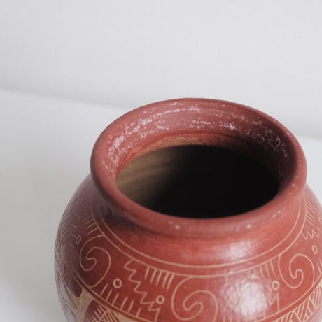 red round vase