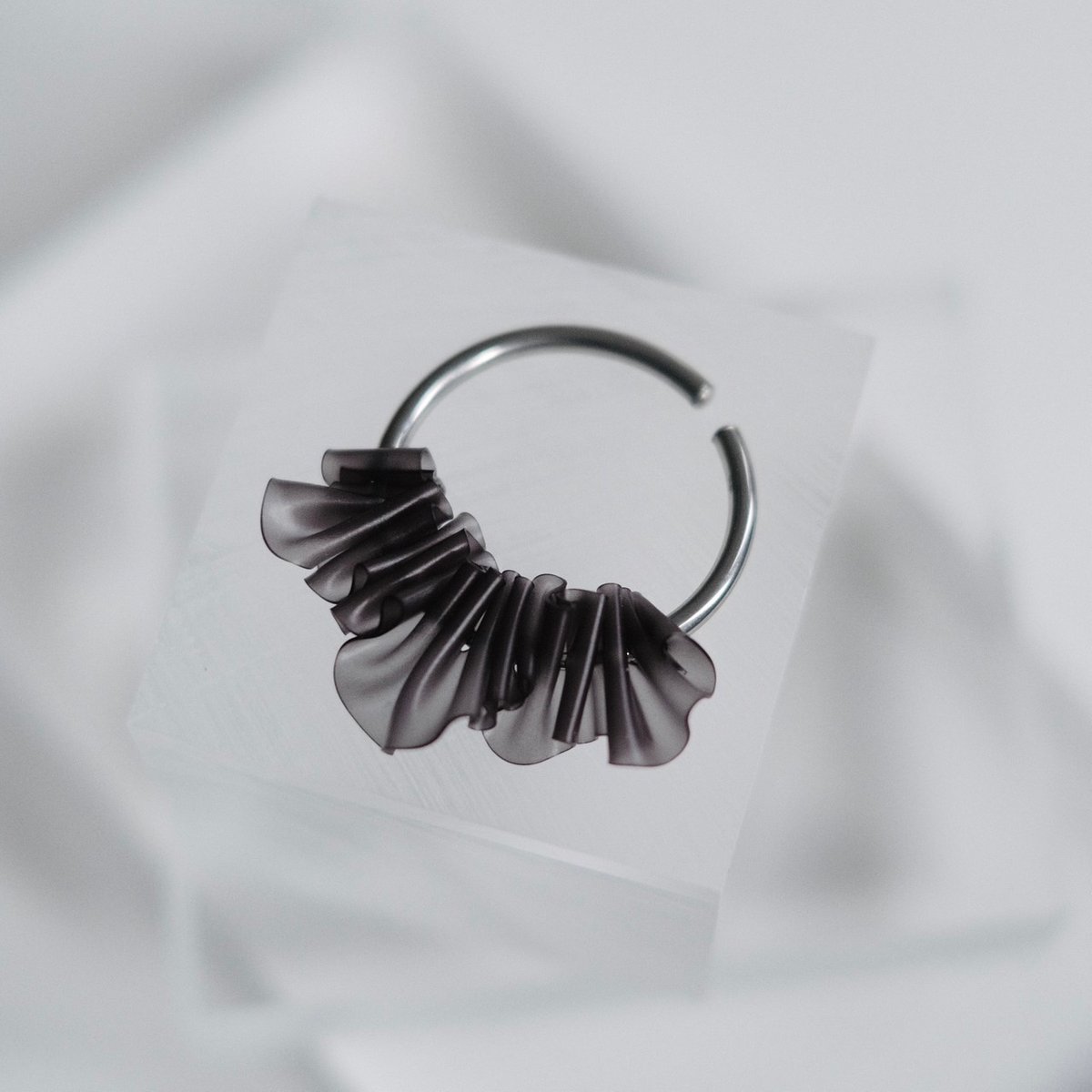 nooca PVC ear cuff ・black | 酢橘堂