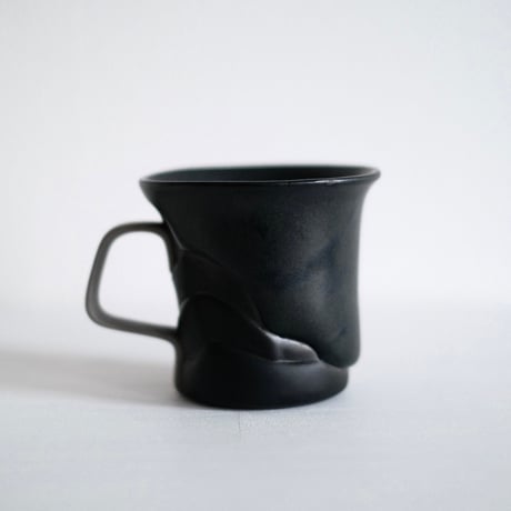 深見達希 layer mug [black]
