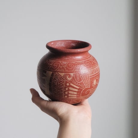 red round vase