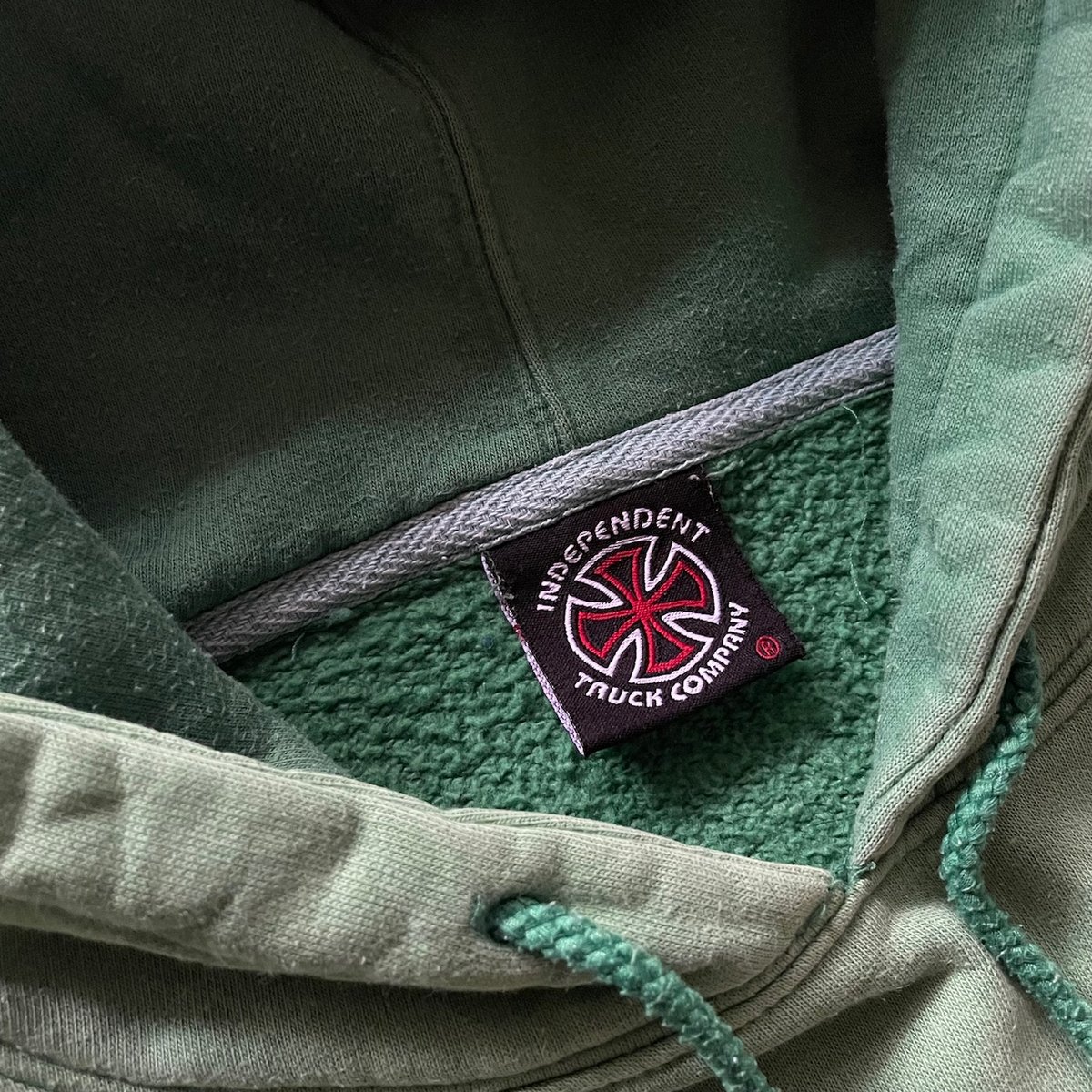independent 00s フーディ Early-2000s Independent Skateboard Trucks Hoodie (L