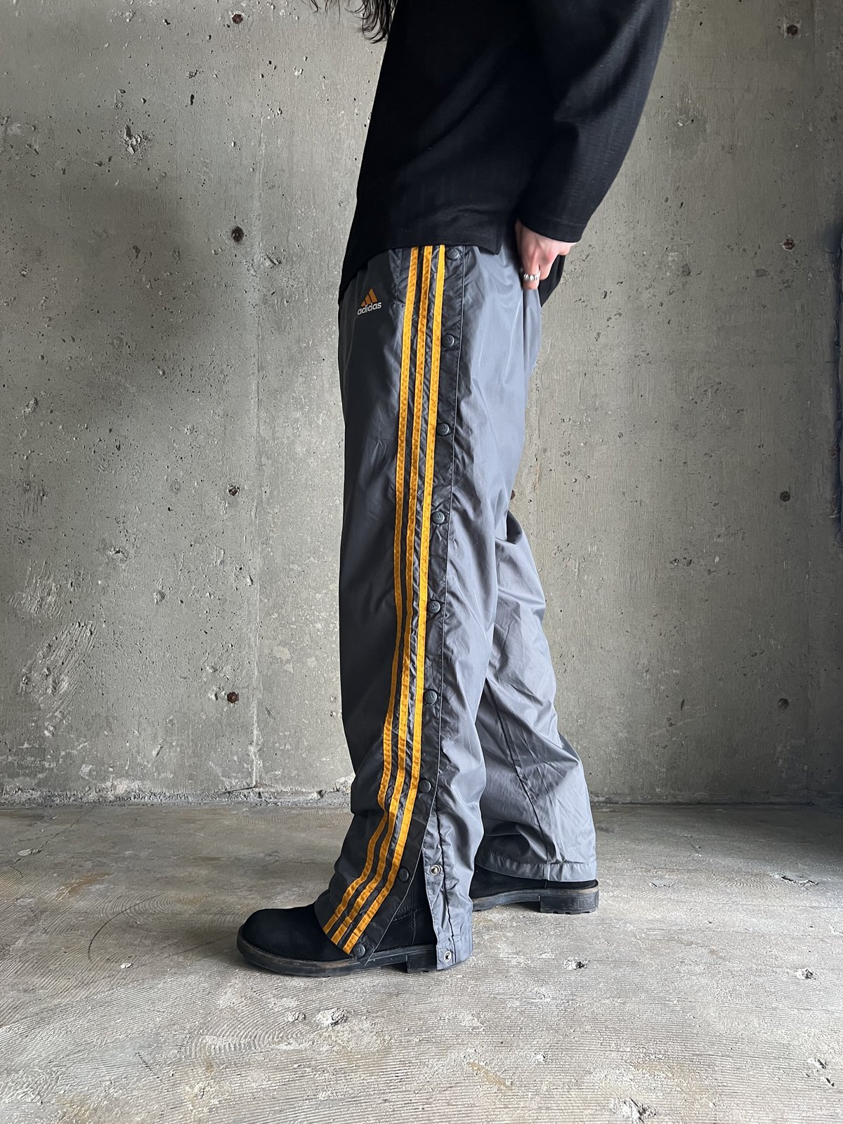 アディダス オリジナルス adidas SNAP スナップボタン トラックパンツ adidas（アディダス）の「スナップパンツ [SNAP PANTS