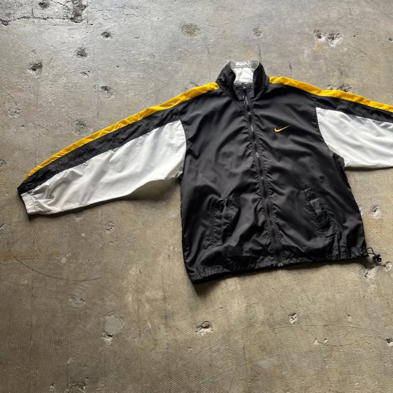 90s NIKE nylon jacket | sui & shara 90s NIKE nylon jacket | sui & shara