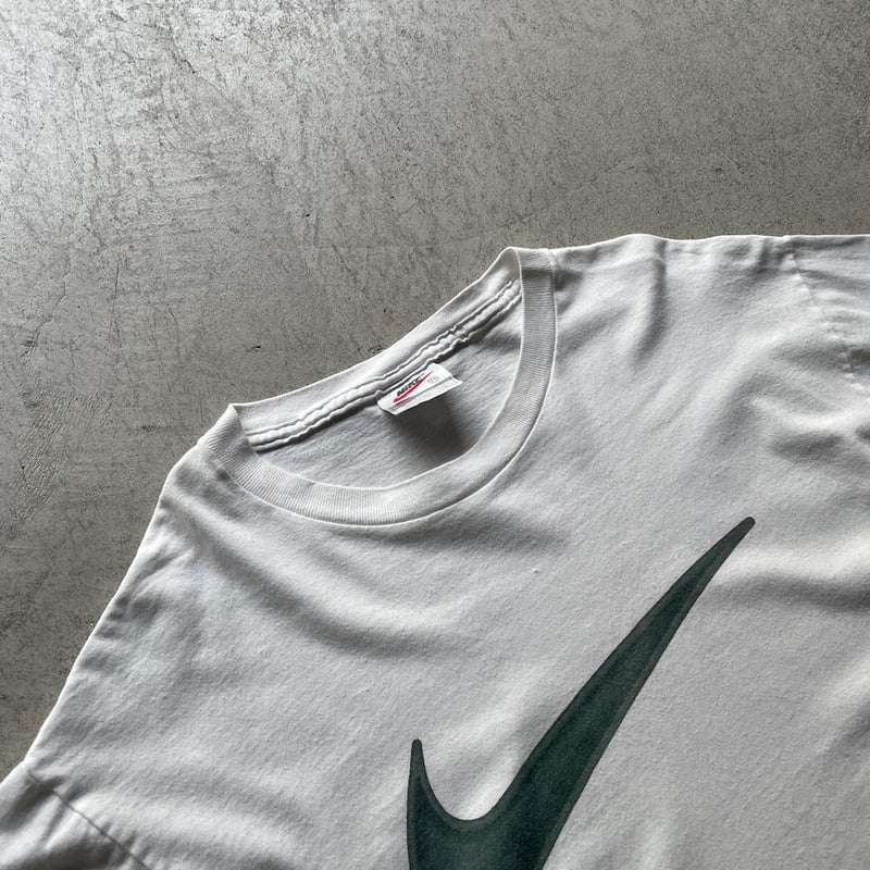 90s NIKE swoosh print tee | sui & shara