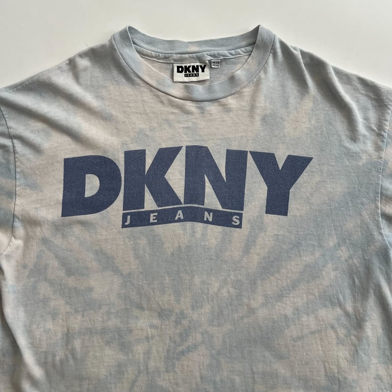 90s DKNY tye dye logo print T-shirt | sui & shara 90s DKNY tye dye logo print T-shirt | sui & shara