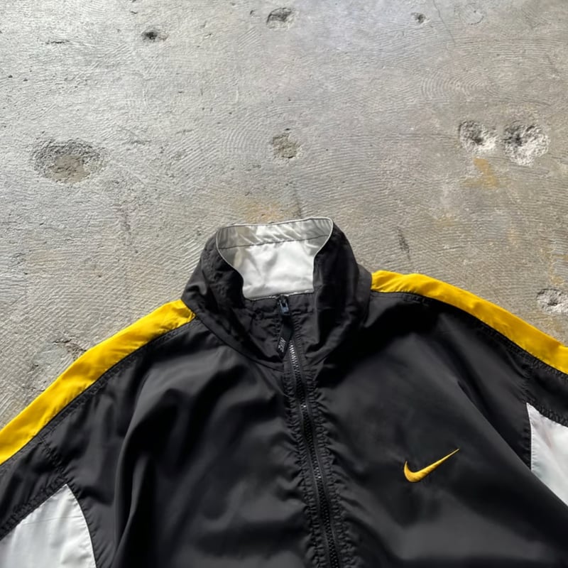 90s NIKE nylon jacket | sui & shara 90s NIKE nylon jacket | sui & shara
