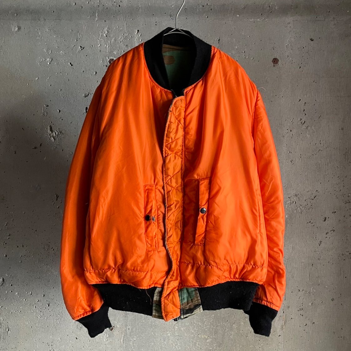 リバーシブル MA-1ジャケット オリーブ/オレンジ 80s us.army ma-1 camouflage reversible jacket |