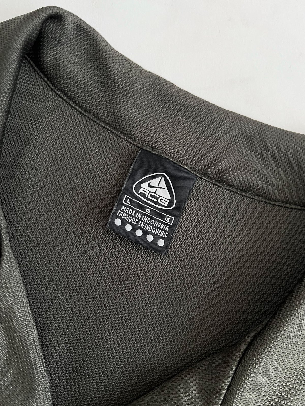 90s Nike ACG open collar shirt | sui & shara 90s Nike ACG open collar shirt | sui & shara