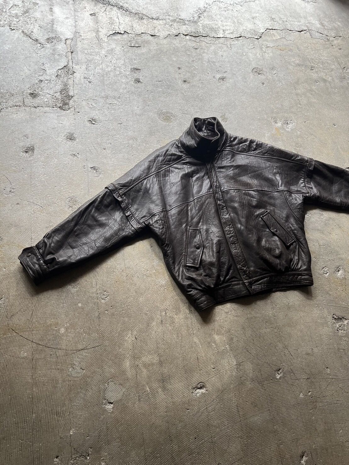 90s デザインレザージャケット 短丈 本革 vintage 雰囲気抜群 ジップ 80s 90s vintage デザインレザージャケット 本革 牛革 短丈