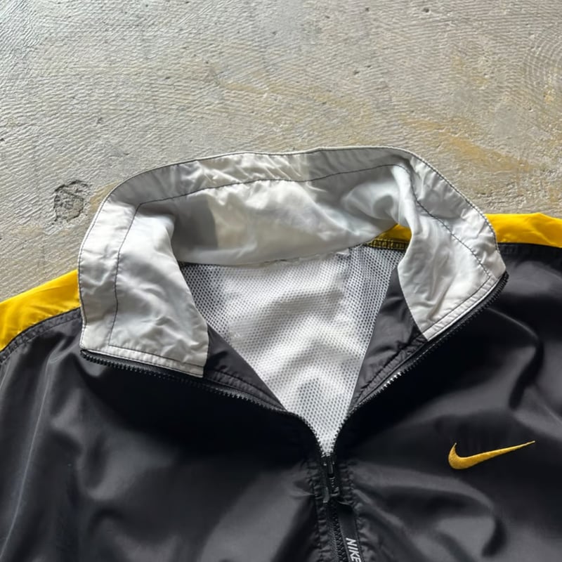 90s NIKE nylon jacket | sui & shara 90s NIKE nylon jacket | sui & shara