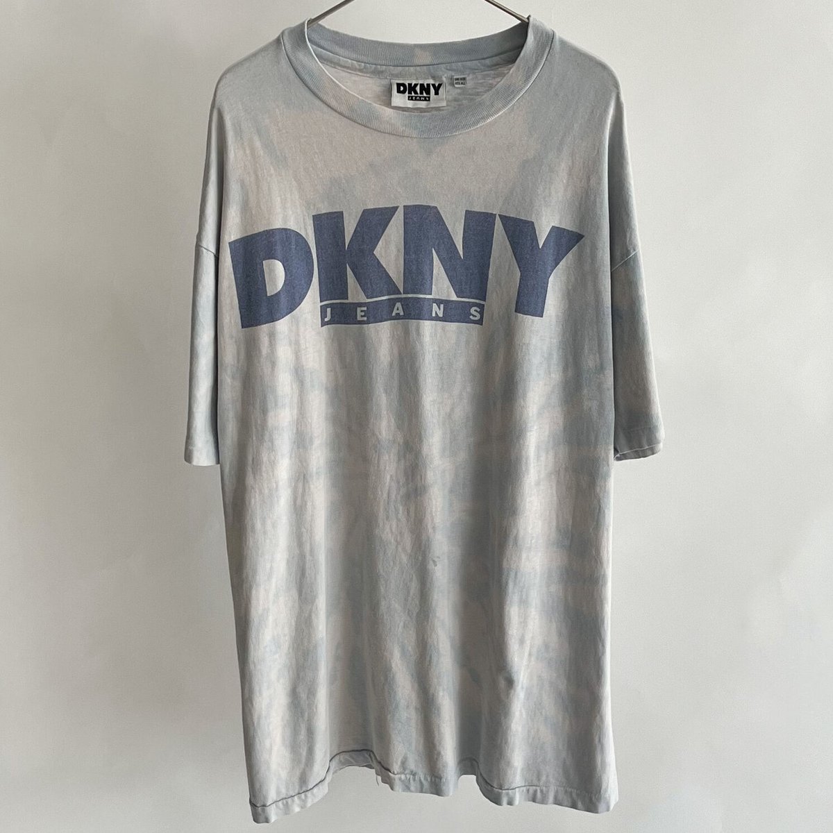 90s DKNY tye dye logo print T-shirt | sui & shara 90s DKNY tye dye logo print T-shirt | sui & shara