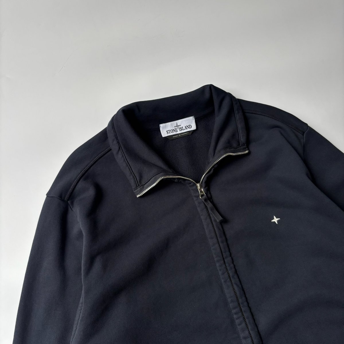 STONE  ジップスウェットジャケ ット刺繍ロゴ STONE ジップスウェットジャケ ット刺繍ロゴ STONE ISLAND ジップ