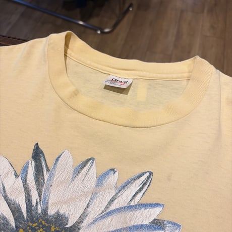 90s flower art print tee "Daisy"