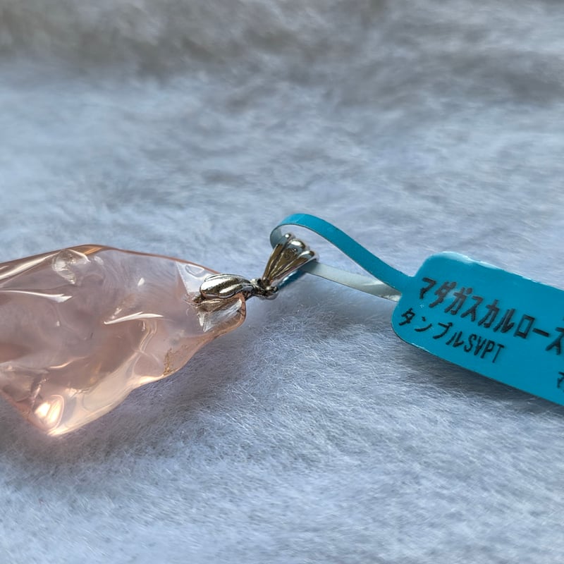 97p 天然石　マダガスカル産ディープローズクォーツ　ペリドット　チャーム 97p 天然石 マダガスカル産ディープローズクォーツ ペリドット