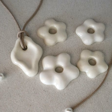 けまどん　シルクコードネックレス Torito | シルクコードネックレス : Beige | nood