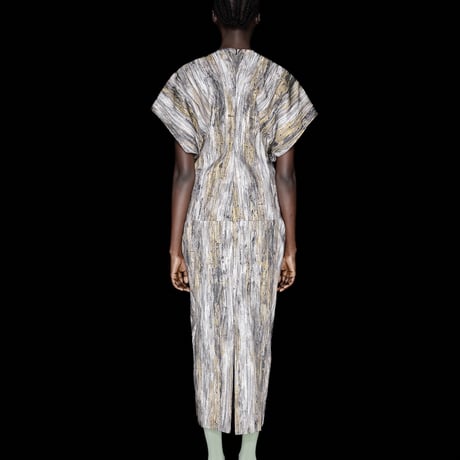 DK30-01-O03／Abstract Print & Embroidery Flow Line Dress／1COLOR