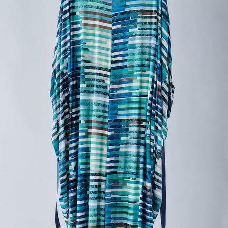 DK29-CS01-O09／”Hybrid Motion” Print ／60C/Mo Smooth V-Neck Dress／2COLORS