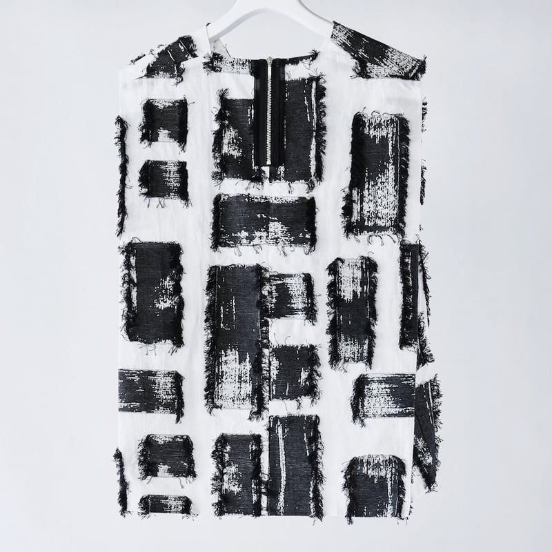 DK29-05-T02／Fringe Cut Jacquard Sleeveless V-Ne