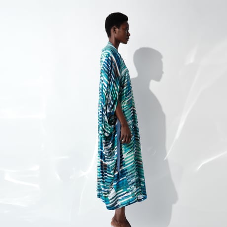 DK29-CS01-O09／”Hybrid Motion” Print ／60C/Mo Smooth V-Neck Dress／2COLORS