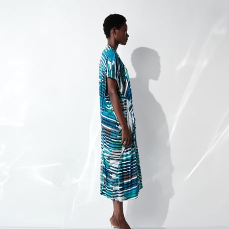 DK29-CS01-O02／”Hybrid Motion” Print ／60C/Mo Smooth Tucked Detail Dress／2COLORS