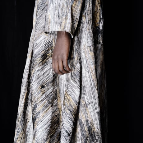 DK30-01-D06／Abstract Print & Embroidery V-neck Long Dress／1COLOR