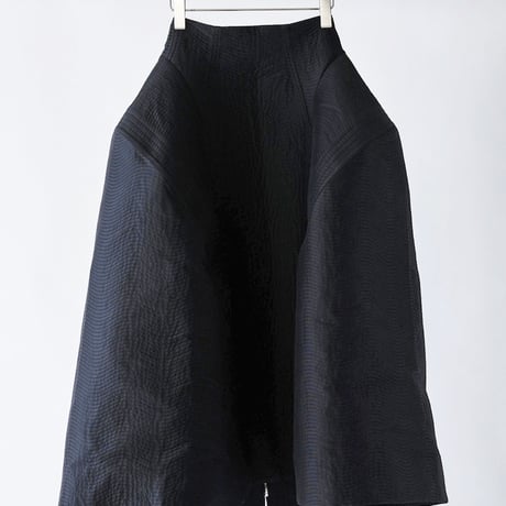 DK29-09-S05／Ridge Wave Matelassé Volume Skirt／1COLOR