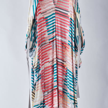 DK29-CS01-O09／”Hybrid Motion” Print ／60C/Mo Smooth V-Neck Dress／2COLORS