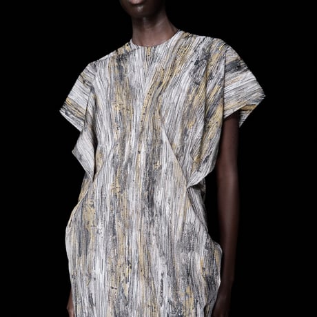 DK30-01-O03／Abstract Print & Embroidery Flow Line Dress／1COLOR