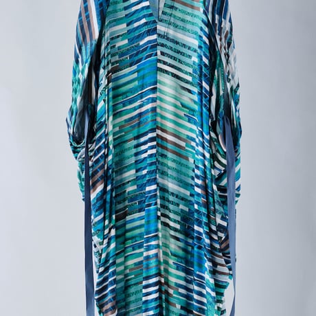 DK29-CS01-O09／”Hybrid Motion” Print ／60C/Mo Smooth V-Neck Dress／2COLORS
