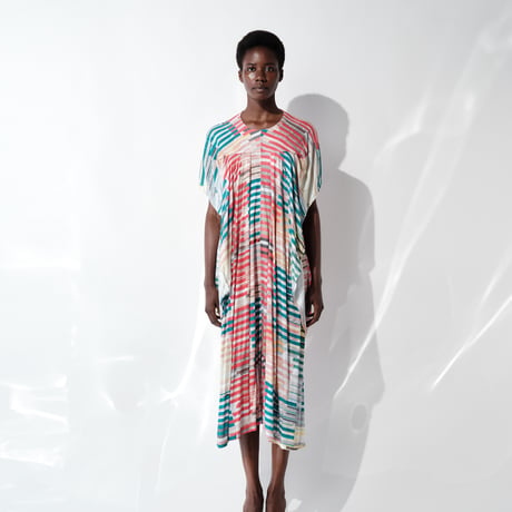 DK29-CS01-O02／”Hybrid Motion” Print ／60C/Mo Smooth Tucked Detail Dress／2COLORS