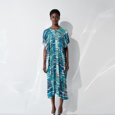 DK29-CS01-O02／”Hybrid Motion” Print ／60C/Mo Smooth Tucked Detail Dress／2COLORS
