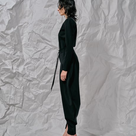DK28-CS02-P02／Camellia Resilient Ponte Curved Silhouette Pants／2COLORS
