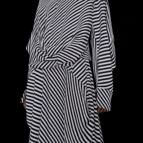 DK30-06-B05／3D Bias Stripe Twisted Blouse／1COLOR