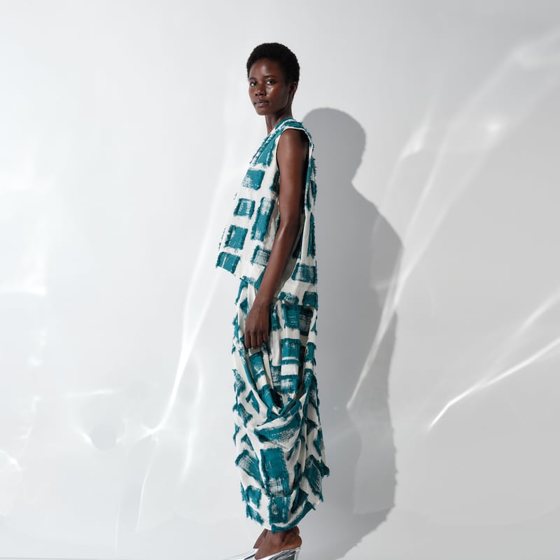 DK29-05-T02／Fringe Cut Jacquard Sleeveless V-Ne