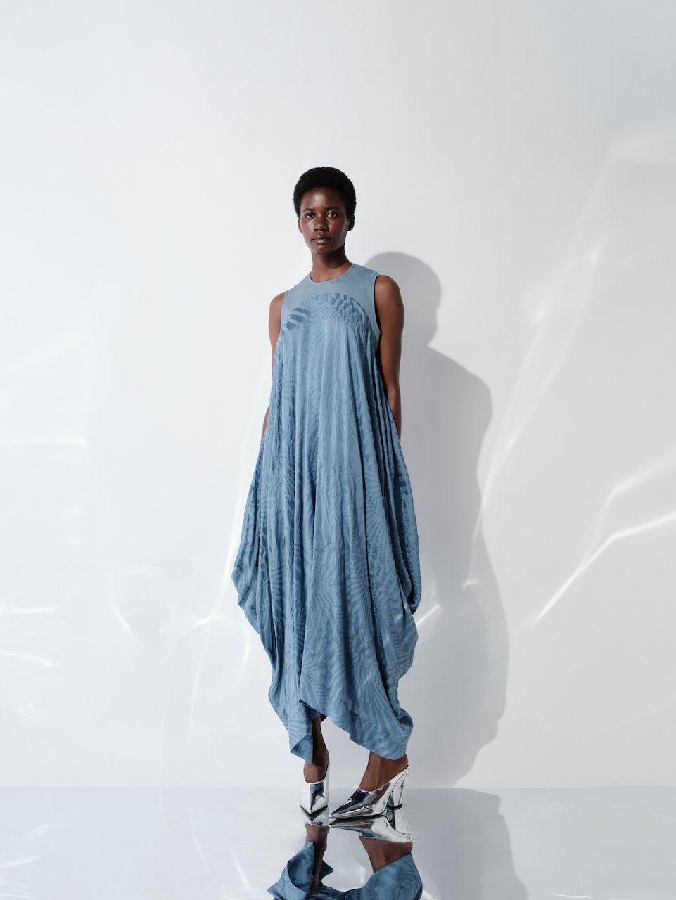 DK29-04-O10／Shadow Wave Jacquard Sleeveless Dre